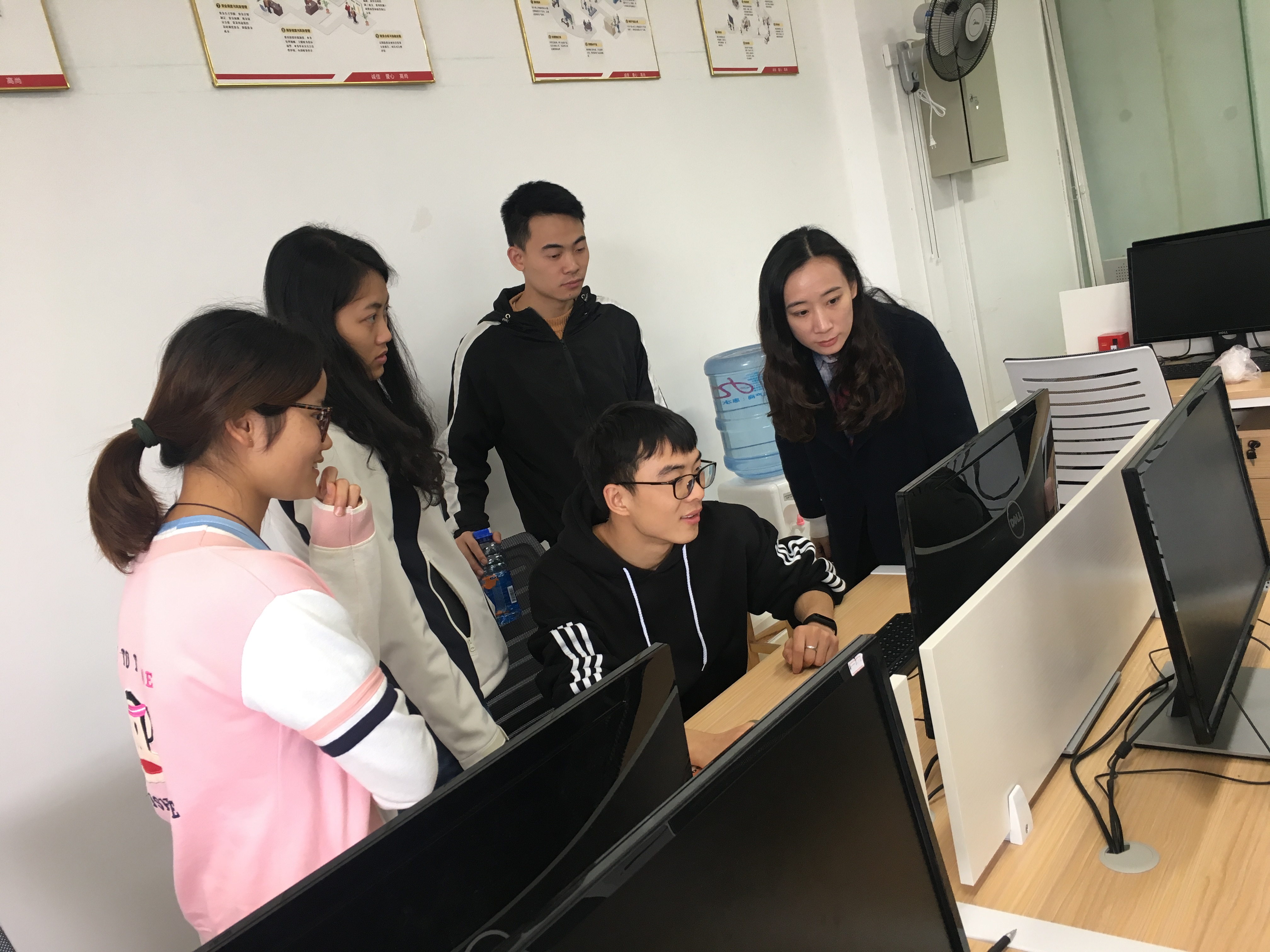 贵州盛华我校教师指导省赛会计学生1.JPG